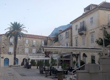 croatia/makarska/landmark/trg-tina-ujevica