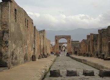 italy/pompeii/landmark/casa-della-caccia-antica