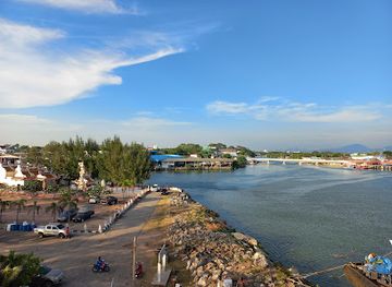 thailand/rayong/ban-phe/landmark/laem-charoen-beach