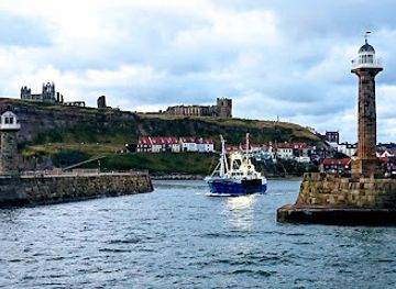 united-kingdom/whitby/landmark/whitby-harbour-west-lighthouse