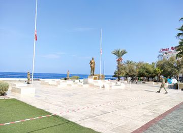 cyprus/kyrenia/kyrenia-harbour/landmark/statue-of-ataturk