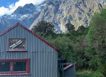 new-zealand/mount-cook-national-park/landmark/douglas-rock-hut
