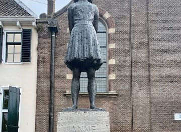 netherlands/betuwe/landmark/statue-of-anne-frank
