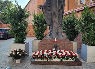 poland/krakow/landmark/monument-of-john-paul-ii
