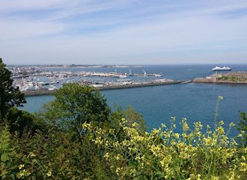 guernsey/vale/landmark/la-vallette-promenade
