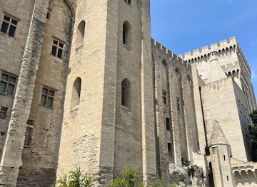 france/avignon/palais-des-papes/landmark/gardens-at-the-popes-palace