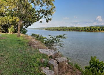 illinois/illinois-beach-state-park/landmark/cave-in-rock-state-park