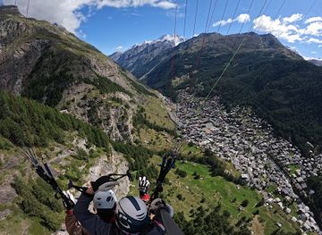 switzerland/zermatt/landmark/matterhorn-paragliding