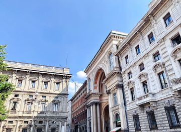 italy/milan/landmark/statua-di-leonardo-da-vinci