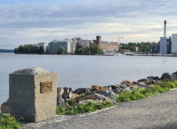 finland/tampere/tampella/landmark/ilmavoimien-ensimmaisten-kuolonuhrien-muistokivi-ja-laatta