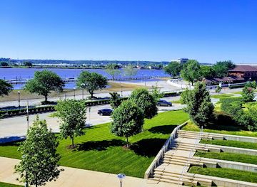 illinois/quad-cities/landmark/caterpillar-visitors-center