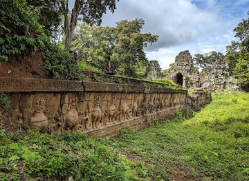 cambodia/svay-rieng/landmark/preah-khan-kampong-svay-east-entrance-causeway