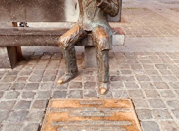 belgium/liege/landmark/statue-de-georges-simenon