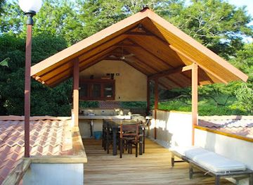 costa-rica/tamarindo/landmark/harry-s-el-escondite