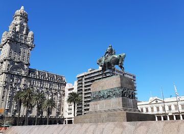 uruguay/montevideo-coast/landmark/palacio-salvo