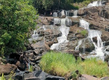 uganda/western-region/landmark/aruu-falls