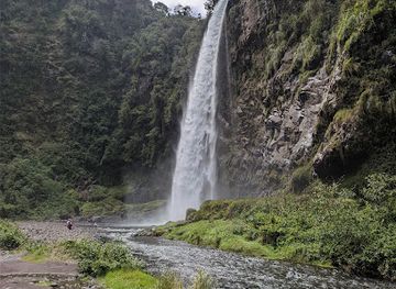 ecuador/central-sierra/landmark/condor-machay-cascadas