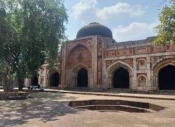 india/delhi/landmark/jamali-kamali-masjid-mosque