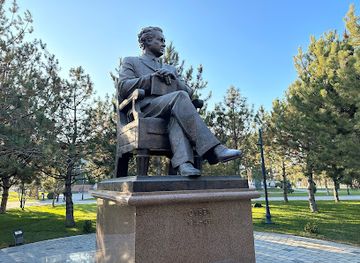uzbekistan/tashkent/landmark/statue-of-oybek