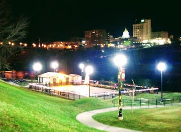 west-virginia/fairmont/landmark/yann-s-hot-dog-stand