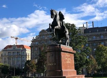 hungary/vac/landmark/ii-rakoczi-ferenc-equestrian-statue