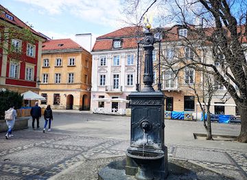 poland/warsaw/old-town/landmark/unicorn-well