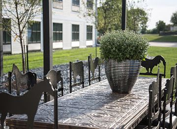 iowa/urbandale/landmark/hotel-renovo-des-moines-urbandale-tapestry-by-hilton