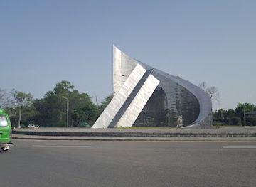 pakistan/islamabad/landmark/crescent-star-monument