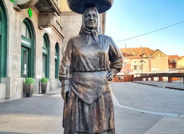 croatia/banovina/landmark/statue-of-kumica-barica