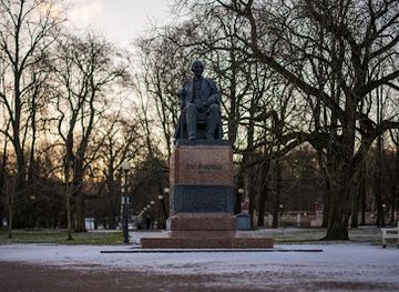 estonia/tallinn/kadriorg/landmark/f-r-kreutzwaldi-monument