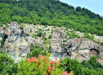 bulgaria/rhodopes/landmark/utroba-womb-cave-thracian-sanctuary