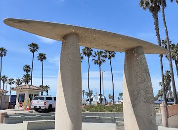 california/huntington-beach/huntington-beach-pier/landmark/surfboard-statue