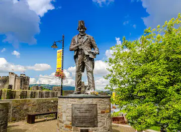 Tommy Cooper Statue