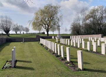 belgium/ypres/landmark/oak-dump-cemetery