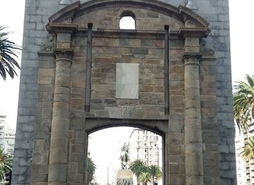 uruguay/central-region/landmark/al-pie-de-la-muralla