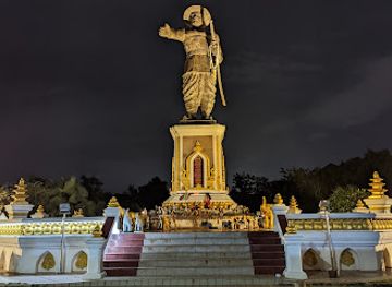 laos/vientiane/landmark/king-anouvong-statue