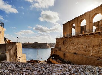 malta/harbour-area/landmark/siege-bell-war-memorial