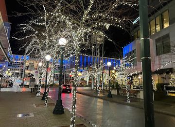 washington/bellevue/bellevue-square/landmark/lincoln-square-south