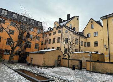 sweden/stockholm/landmark/iron-boy-boy-watching-the-moon