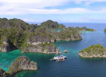 indonesia/raja-ampat/landmark/raja-ampat-boat-trip-bigkanu