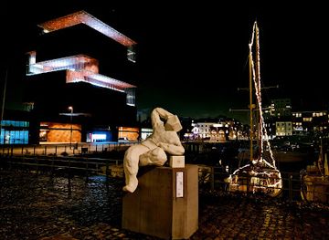 belgium/antwerp/eilandje/landmark/de-antwerpse-fluisteraar