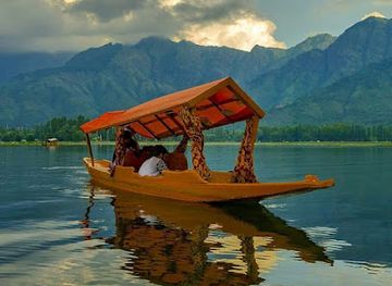 india/kashmir-valley/landmark/shikara-ride