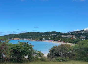 antigua-and-barbuda/devil-s-bridge/landmark/dickenson-bay-beach