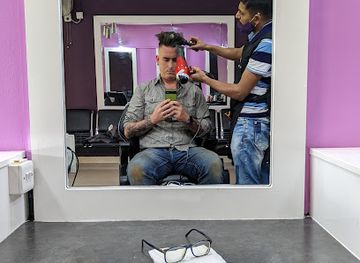 uganda/jinja/landmark/looks-locks-a-unisex-salon-n-spa