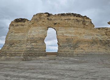 kansas/high-plains/landmark/monument-rocks