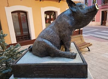 spain/asturias/landmark/monumento-al-gochu