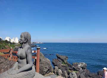 south-korea/jeju-city/jungmun/landmark/yongduam-rock