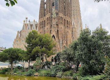 spain/barcelona/eixample/landmark/placa-de-gaudi