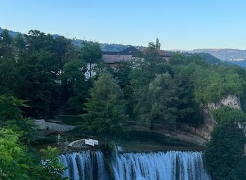bosnia-and-herzegovina/jajce-waterfalls/landmark/jajce-city-center-fountain