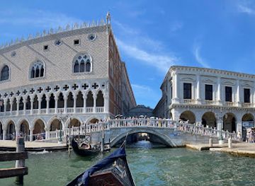 italy/veneto/landmark/gondola-ride-at-ponte-de-l-ogio